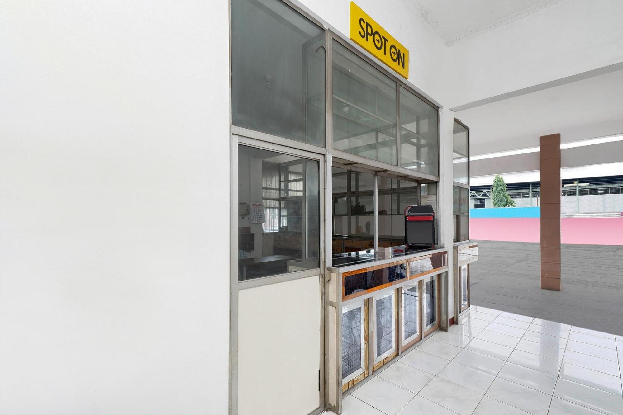 Spot On 2289 Hotel Saudara Tegal  Luaran gambar